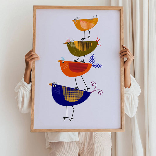 Fugletårn i Retrotoner – Plakat kombinerer humor og nostalgi med sine fire stiliserte fugler i varme oransje og blå nyanser. Illustrasjon viser plakat i eik ramme.