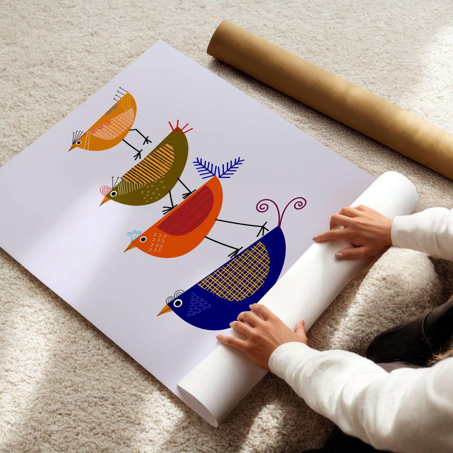 Fugletårn i Retrotoner – Plakat kombinerer humor og nostalgi med sine fire stiliserte fugler i varme oransje og blå nyanser. Illustrasjon viser plakat på print.