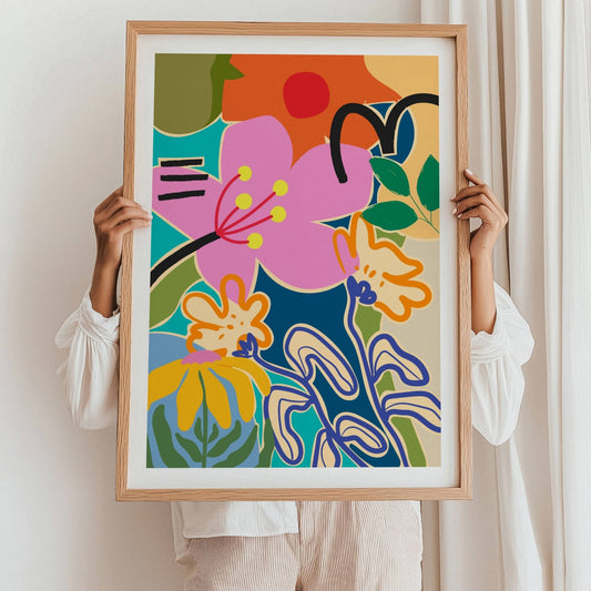 Funky Flora Fargerike Plakat er en leken og energisk plakatserie som hyller farger, former og kreativ frihet. Illustrasjon viser plakat med hvit kantlinje i eik ramme.