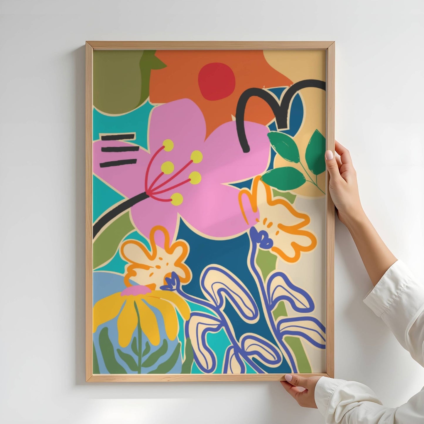 Funky Flora Fargerike Plakat er en leken og energisk plakatserie som hyller farger, former og kreativ frihet. Illustrasjon viser plakat uten hvit kantlinje i eik ramme.