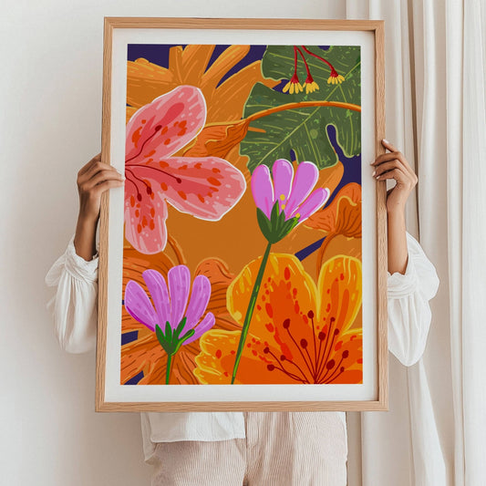 Funky Flora Fargerike Plakat er en leken og energisk plakatserie som hyller farger, former og kreativ frihet. Illustrasjon viser plakat med hvit kantlinje i eik ramme.