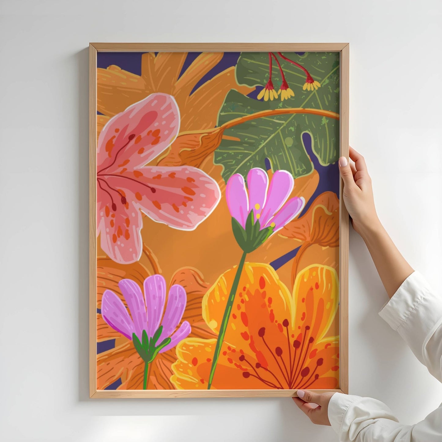 Funky Flora Fargerike Plakat er en leken og energisk plakatserie som hyller farger, former og kreativ frihet. Illustrasjon viser plakat uten hvit kantlinje i eik ramme.