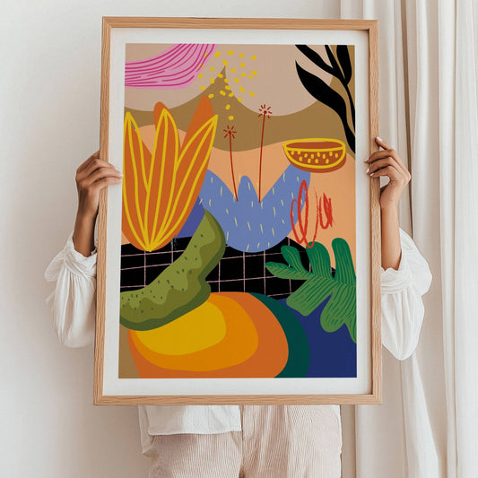 Funky Flora Fargerike Plakat er en leken og energisk plakatserie som hyller farger, former og kreativ frihet. Illustrasjon viser plakat med hvit kantlinje i eik ramme.