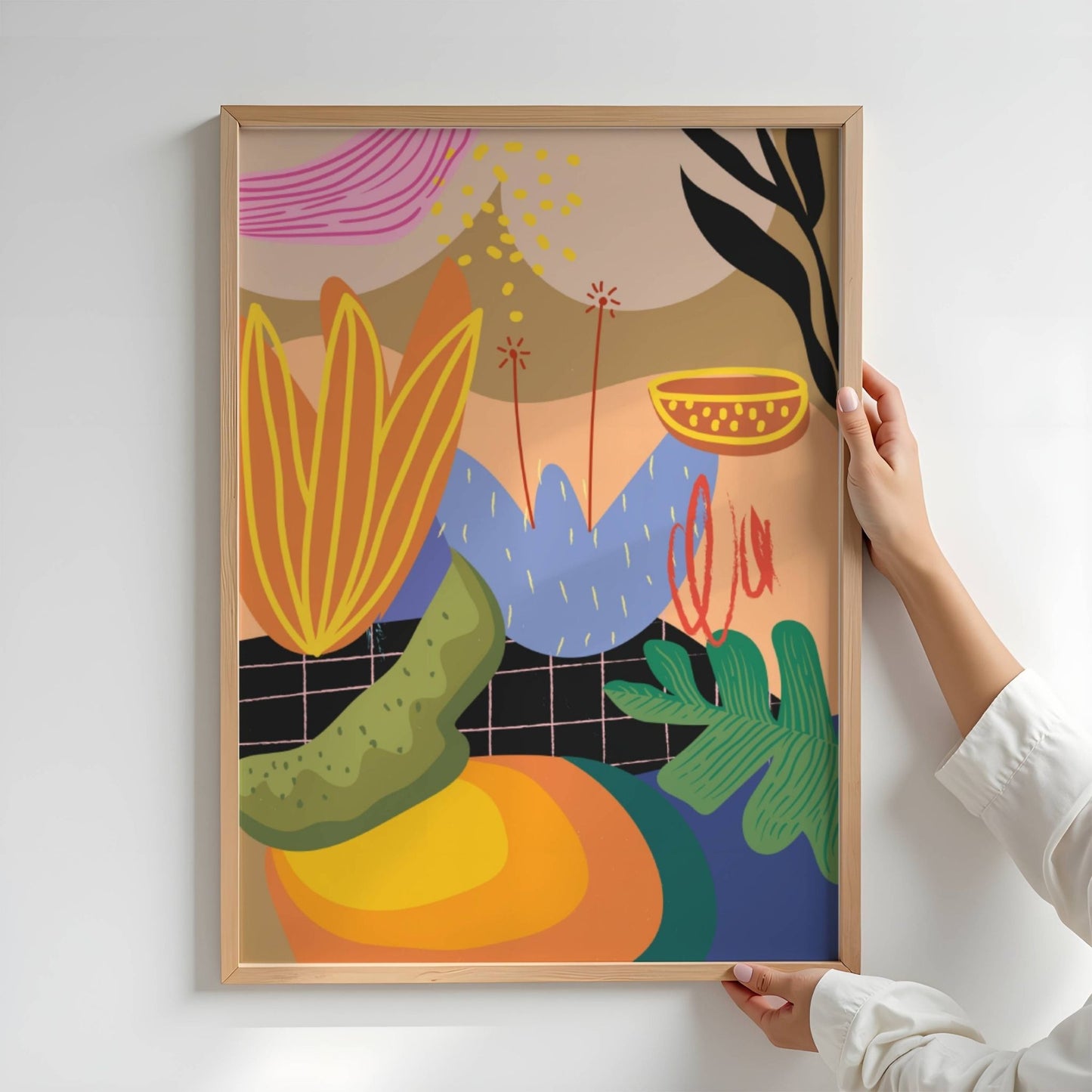 Funky Flora Fargerike Plakat er en leken og energisk plakatserie som hyller farger, former og kreativ frihet. Illustrasjon viser plakat uten hvit kantlinje i eik ramme.