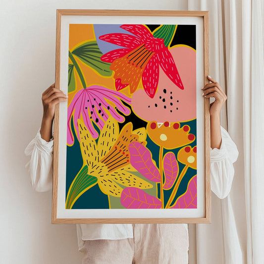 Funky Flora Fargerike Plakat er en leken og energisk plakatserie som hyller farger, former og kreativ frihet. Illustrasjon viser plakat med hvit kantlinje i eik ramme.