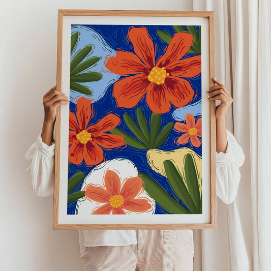 Funky Flora Fargerike Plakat er en leken og energisk plakatserie som hyller farger, former og kreativ frihet. Illustrasjon viser plakat med hvit kantlinje i eik ramme.