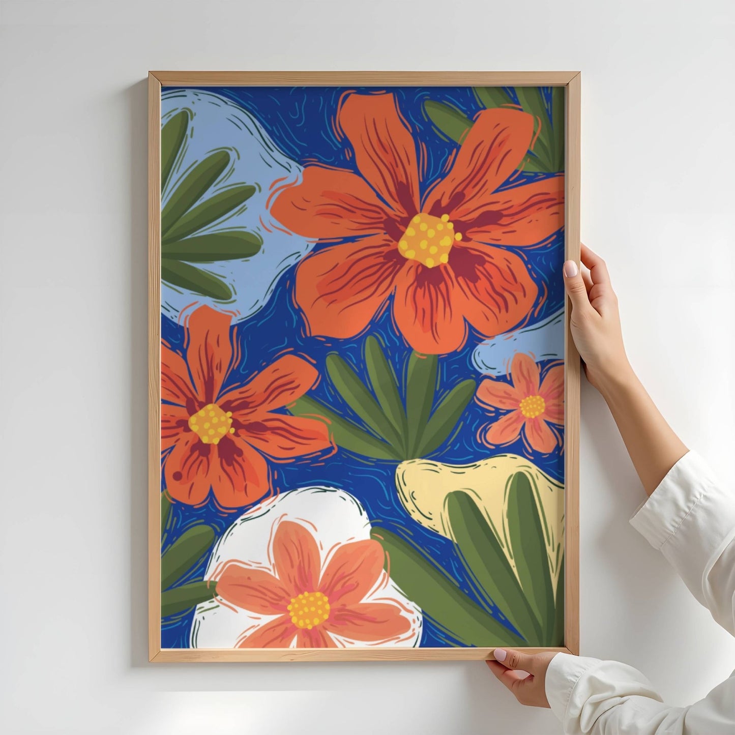 Funky Flora Fargerike Plakat er en leken og energisk plakatserie som hyller farger, former og kreativ frihet. Illustrasjon viser plakat uten hvit kantlinje i eik ramme.