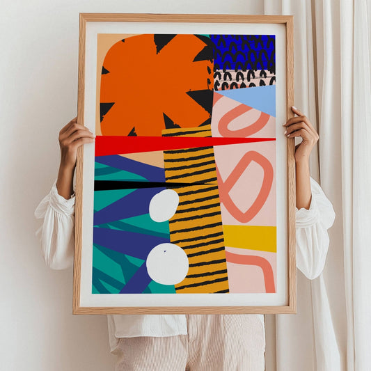 Funky Flora Fargerike Plakat er en leken og energisk plakatserie som hyller farger, former og kreativ frihet. Illustrasjon viser plakat med hvit kantlinje i eik ramme.