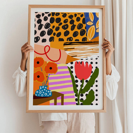 Funky Flora Fargerike Plakat er en leken og energisk plakatserie som hyller farger, former og kreativ frihet. Illustrasjon viser plakat med hvit kantlinje i eik ramme.