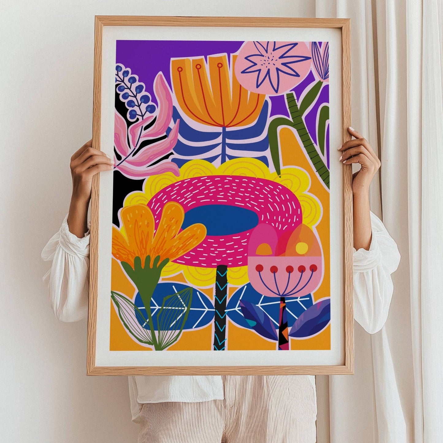 Funky Flora Fargerike Plakat er en leken og energisk plakatserie som hyller farger, former og kreativ frihet. Illustrasjon viser plakat med hvit kantlinje i eik ramme.