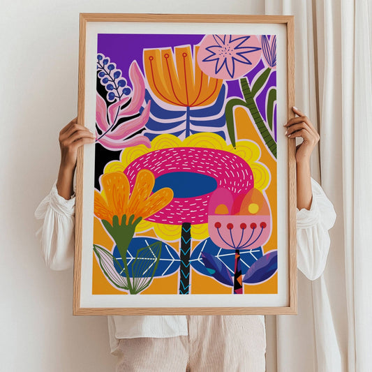 Funky Flora Fargerike Plakat er en leken og energisk plakatserie som hyller farger, former og kreativ frihet. Illustrasjon viser plakat med hvit kantlinje i eik ramme.
