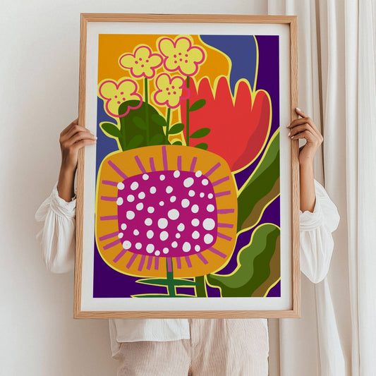 Funky Flora Fargerike Plakat er en leken og energisk plakatserie som hyller farger, former og kreativ frihet. Illustrasjon viser plakat med hvit kantlinje i eik ramme.