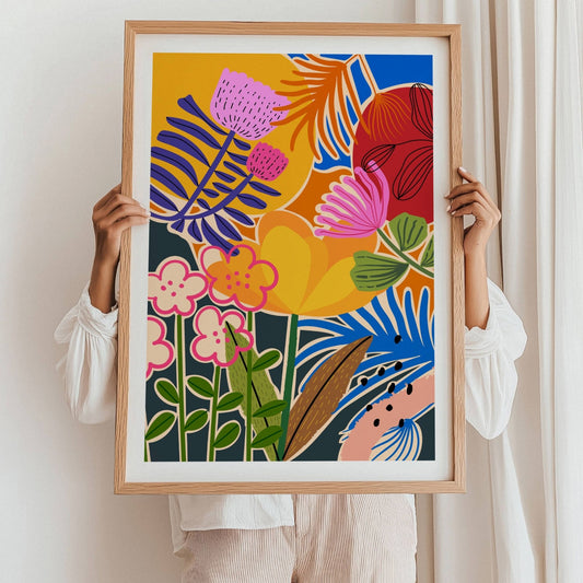 Funky Flora Fargerike Plakat er en leken og energisk plakatserie som hyller farger, former og kreativ frihet. Illustrasjon viser plakat med hvit kantlinje i eik ramme.