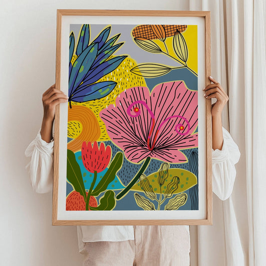 Funky Flora Fargerike Plakat er en leken og energisk plakatserie som hyller farger, former og kreativ frihet. Illustrasjon viser plakat med hvit kantlinje i eik ramme.