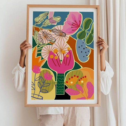 Funky Flora Fargerike Plakat er en leken og energisk plakatserie som hyller farger, former og kreativ frihet. Illustrasjon viser plakat med hvit kantlinje i eik ramme.