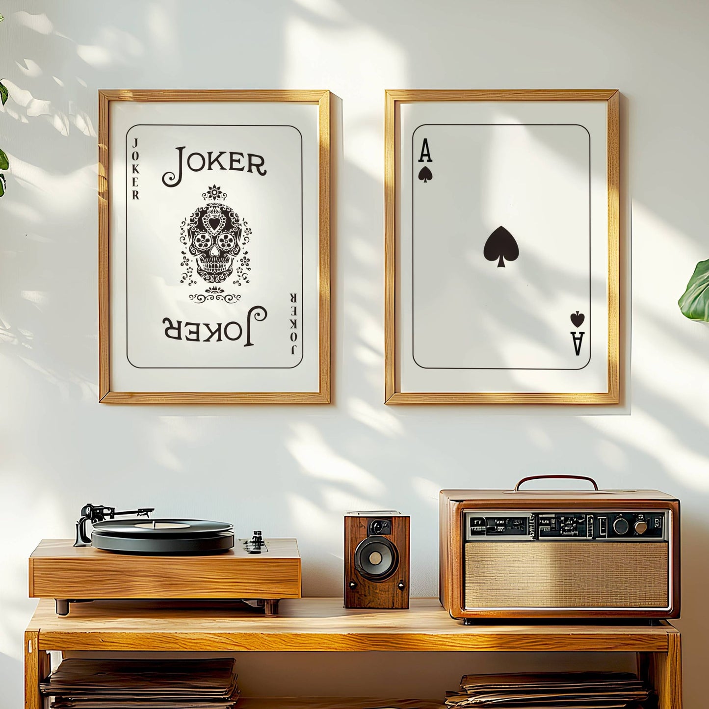 KORTSTOKK Spar Ess og sort Joker Plakat i stueinteriør – dramatisk sort-hvitt kunst