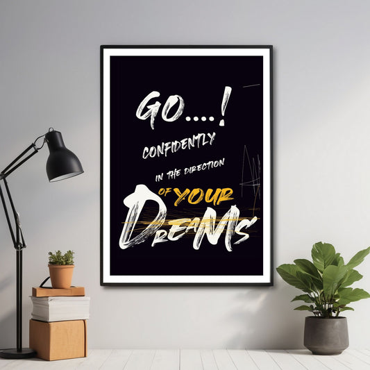 Dette unike motivet, med en grafisk graffiti illustrasjon, fanger oppmerksomheten med sitt rå og kraftfulle uttrykk med den inspirerende setninger "Go confidently in the direction of your dreams" Illustrasjonsfoto viser motivet som plakat i svart ramme.