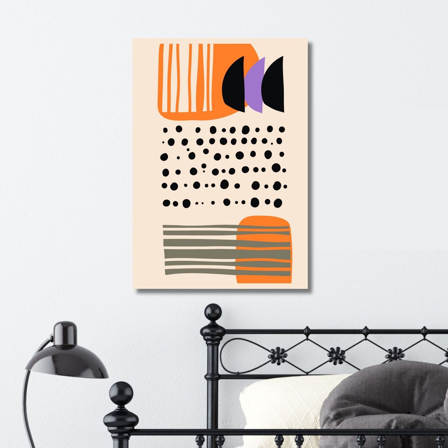 Denne unike kunstverkets visuelle dynamikk er skapt gjennom en intrikat håndtegnet abstrakt stil. Med fargerike kombinasjoner av svart, oransje, lilla og grått, satt mot en dempet oransje bakgrunn. Illustrasjonsfoto viser motivet på lerret.