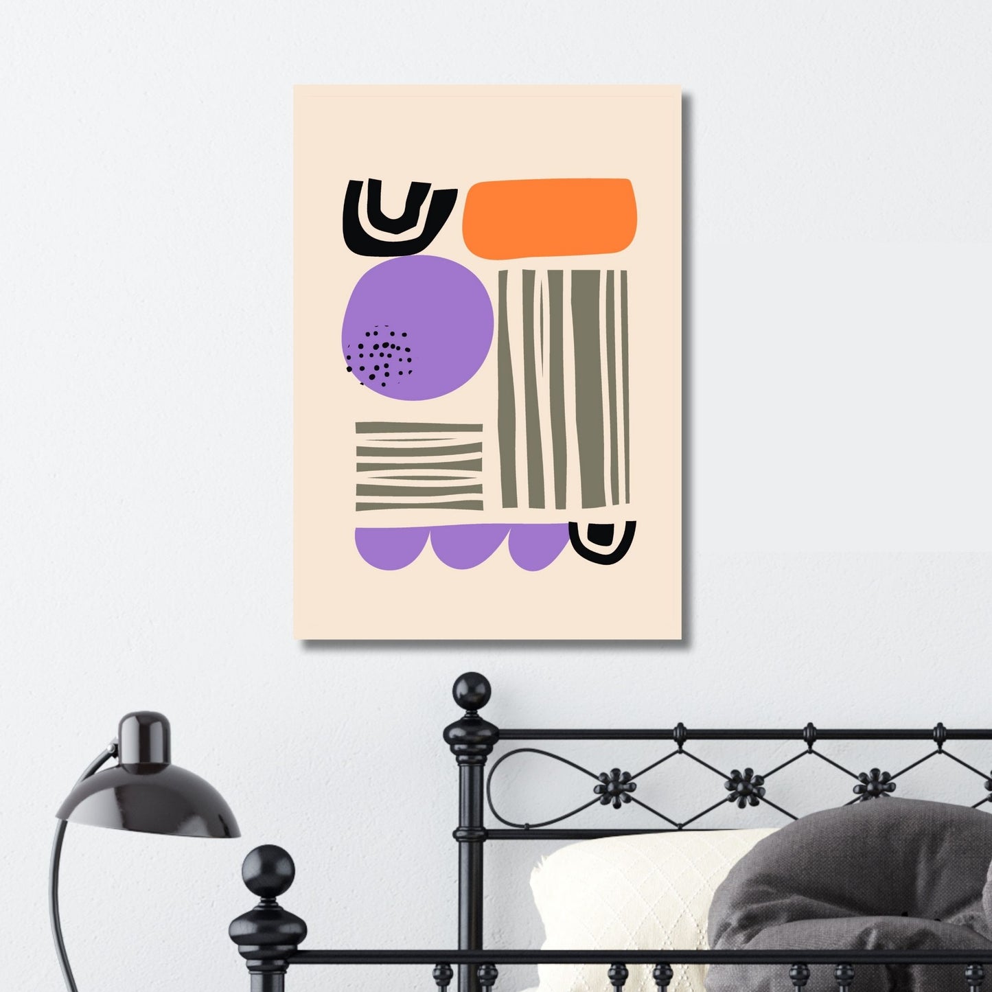 Denne unike kunstverkets visuelle dynamikk er skapt gjennom en intrikat håndtegnet abstrakt stil. Med fargerike kombinasjoner av svart, oransje, lilla og grått, satt mot en dempet oransje bakgrunn. Illustrasjonsfoto viser motivet på lerret.