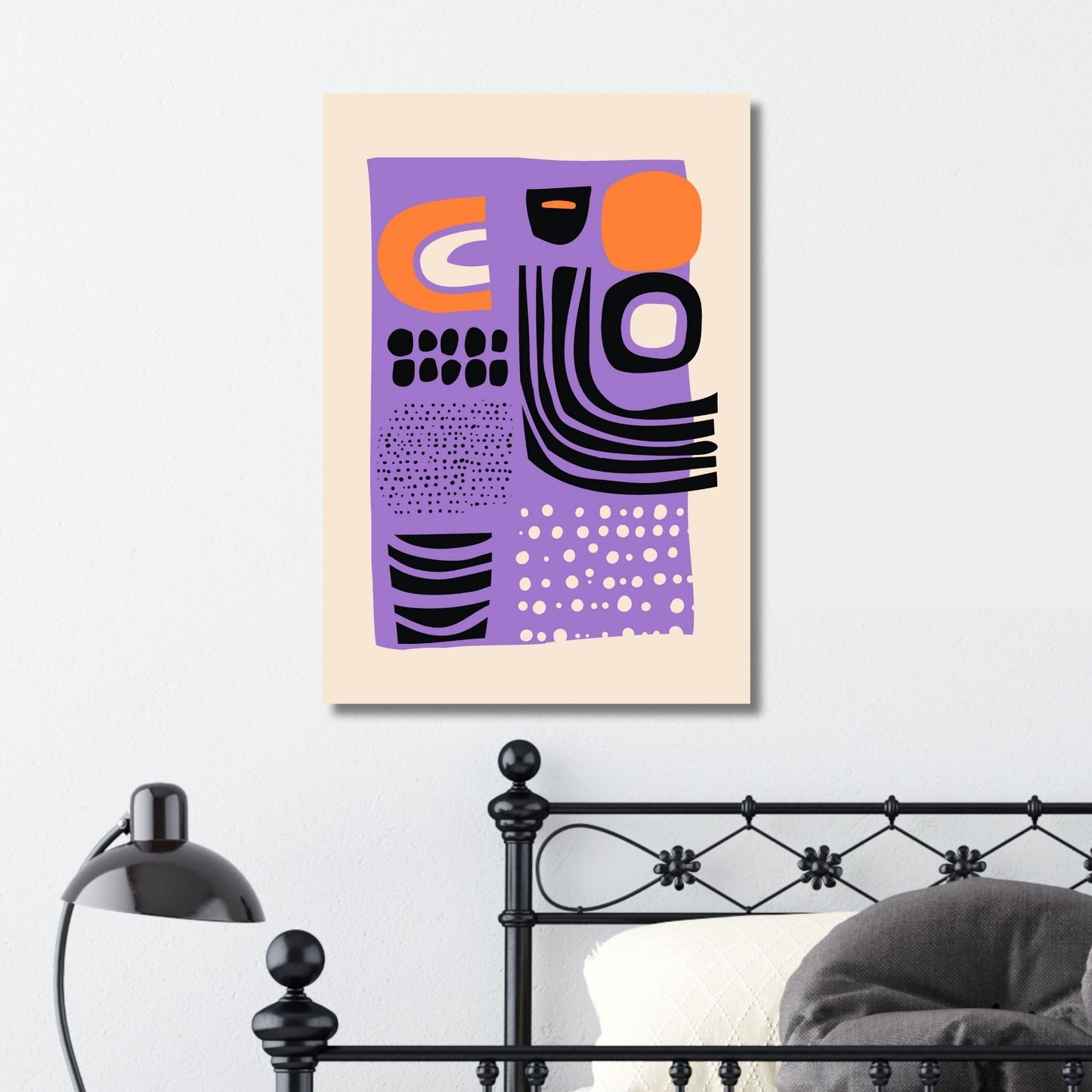 Denne unike kunstverkets visuelle dynamikk er skapt gjennom en intrikat håndtegnet abstrakt stil. Med fargerike kombinasjoner av svart, oransje, lilla og grått, satt mot en dempet oransje bakgrunn. Illustrasjonsfoto viser motivet på lerret.