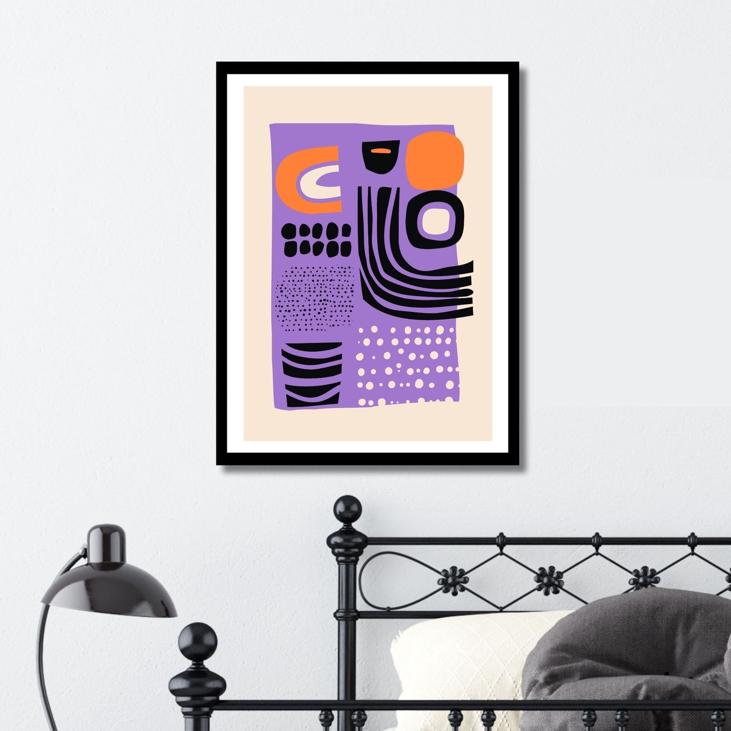Denne unike kunstverkets visuelle dynamikk er skapt gjennom en intrikat håndtegnet abstrakt stil. Med fargerike kombinasjoner av svart, oransje, lilla og grått, satt mot en dempet oransje bakgrunn. Illustrasjonsfoto viser motivet som plakat i svart ramme.