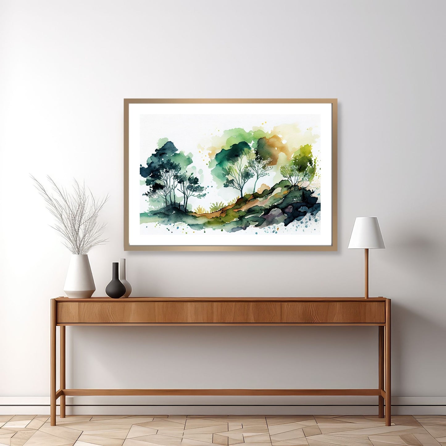 Grafisk abstrakt akvarell av lauvtrær i begynnende høstlig preg. Illustrasjonsfoto viser motivet som plakat i eikeramme på en vegg over en sjenk.