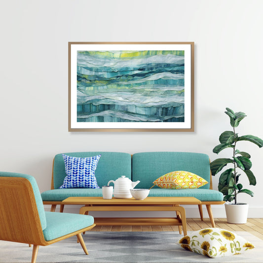 Grafisk motiv av bølgende mønstre i blågrønne og lime fargenyanser. Illustrasjonsbildet viser motivet som plakat i lys ramme som henger over en sofa.
