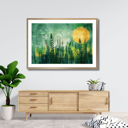 Grafisk akvarell av strå og blader som bader i et hav av grønt og gult, med en majestetisk sol som går ned i horisonten. Illustrasjonsfoto viser motivet som plakat i en lys ramme som henger på en vegg over en sjenk.