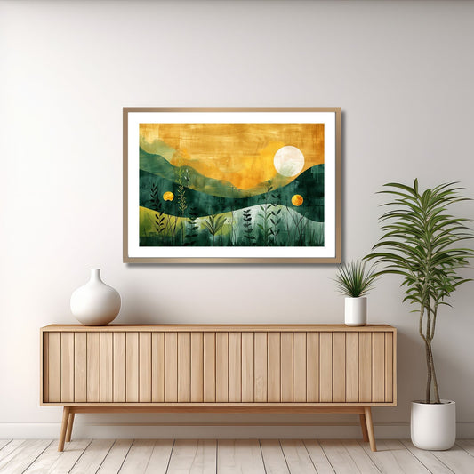 Grafisk akvarell av strå og blader som bader i et hav av grønt og gult, med en majestetisk sol som går ned i horisonten. Illustrasjonsfoto viser motivet som plakat i en lys ramme som henger på en vegg over en sjenk.