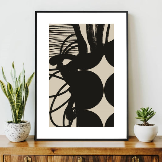 Geometric Art Shapes plakat kombinerer abstrakte geometriske former med minimalistiske linjer og dynamiske mønstre. Illustrasjonsfoto viser plakat i svart ramme.