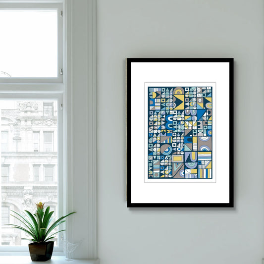 Plakat med geometrisk motiv i sirkler, trekanter, kvadrater og rektangler, i multi farger på mørk blå bunn.