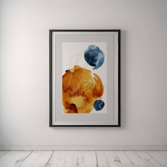 Golden Flow – abstrakt akvarellplakat er en moderne kunstplakat som kombinerer varme okertoner med dype blå kontraster. Illustrasjon viser plakat i sort ramme.