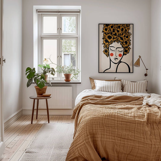 Golden Muse er et unikt kunstverk som kombinerer elegant linjetegning med dristige, solgule solsikker. Illustrasjon viser motivet som plakat med hvit kant i sort ramme.