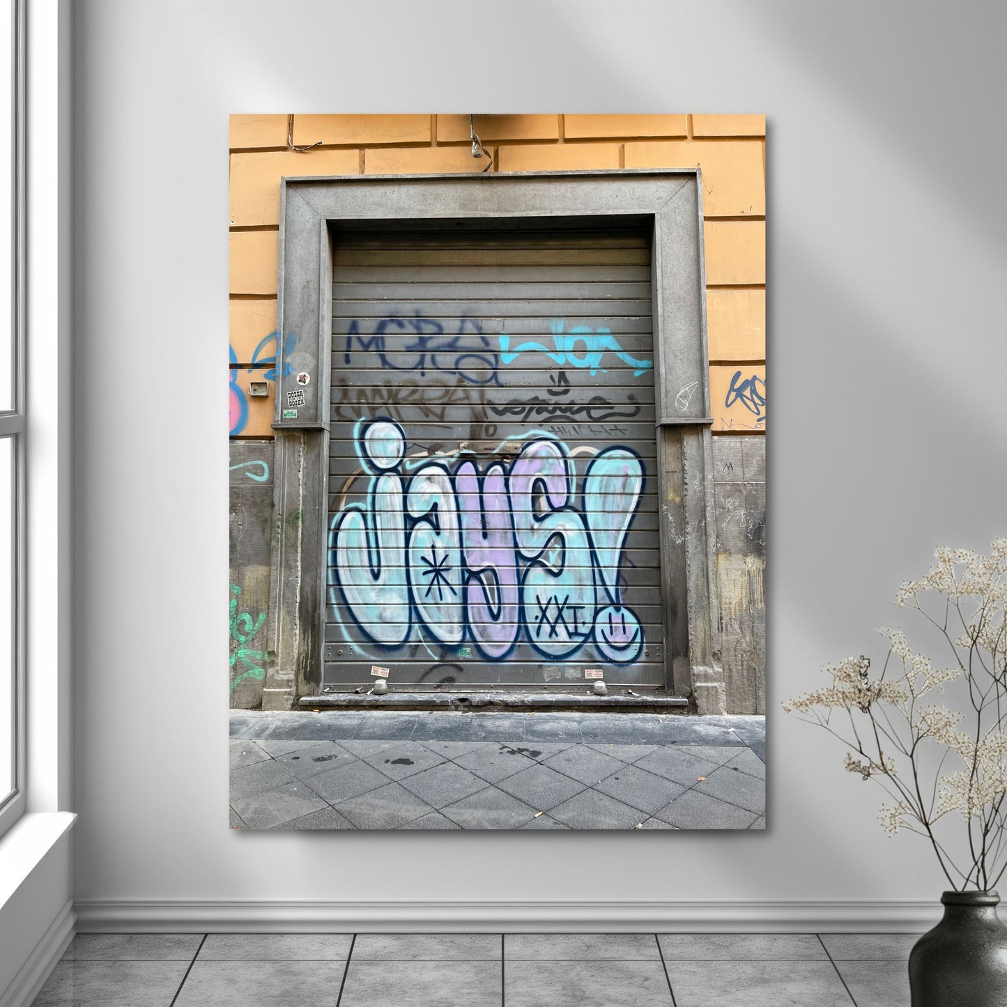 La deg bli fengslet av atmosfæren og den unike gatekunsten i Napoli med "Graffiti – Napoli". Dette levende bildet, fotografert i Centro Storico, gir deg en følelse av autentisitet og opplevelse av den lokale kulturen og et glimt av Napoletansk gatekultur. Illustrasjon viser motivet på lerret.