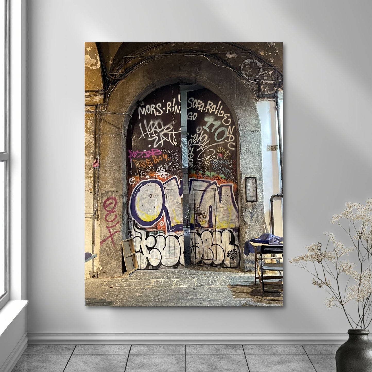 La deg bli fengslet av atmosfæren og den unike gatekunsten i Napoli med "Graffiti – Napoli". Dette levende bildet, fotografert i Centro Storico, gir deg en følelse av autentisitet og opplevelse av den lokale kulturen og et glimt av Napoletansk gatekultur. Illustrasjon viser motivet på lerret.