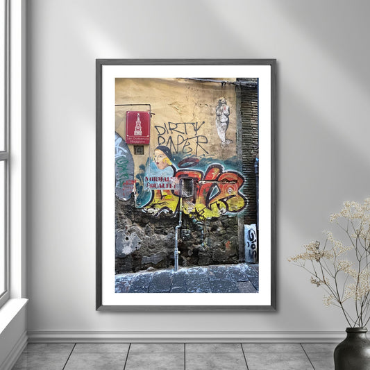 La deg bli fengslet av atmosfæren og den unike gatekunsten i Napoli med "Graffiti – Napoli". Dette levende bildet, fotografert i Centro Storico, gir deg en følelse av autentisitet og opplevelse av den lokale kulturen og et glimt av Napoletansk gatekultur. Illustrasjon viser motivet som plakat.