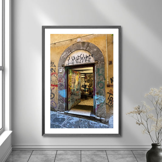 La deg bli fengslet av atmosfæren og den unike gatekunsten i Napoli med "Graffiti – Napoli". Dette levende bildet, fotografert i Centro Storico, gir deg en følelse av autentisitet og opplevelse av den lokale kulturen og et glimt av Napoletansk gatekultur. Illustrasjon viser motivet som plakat.