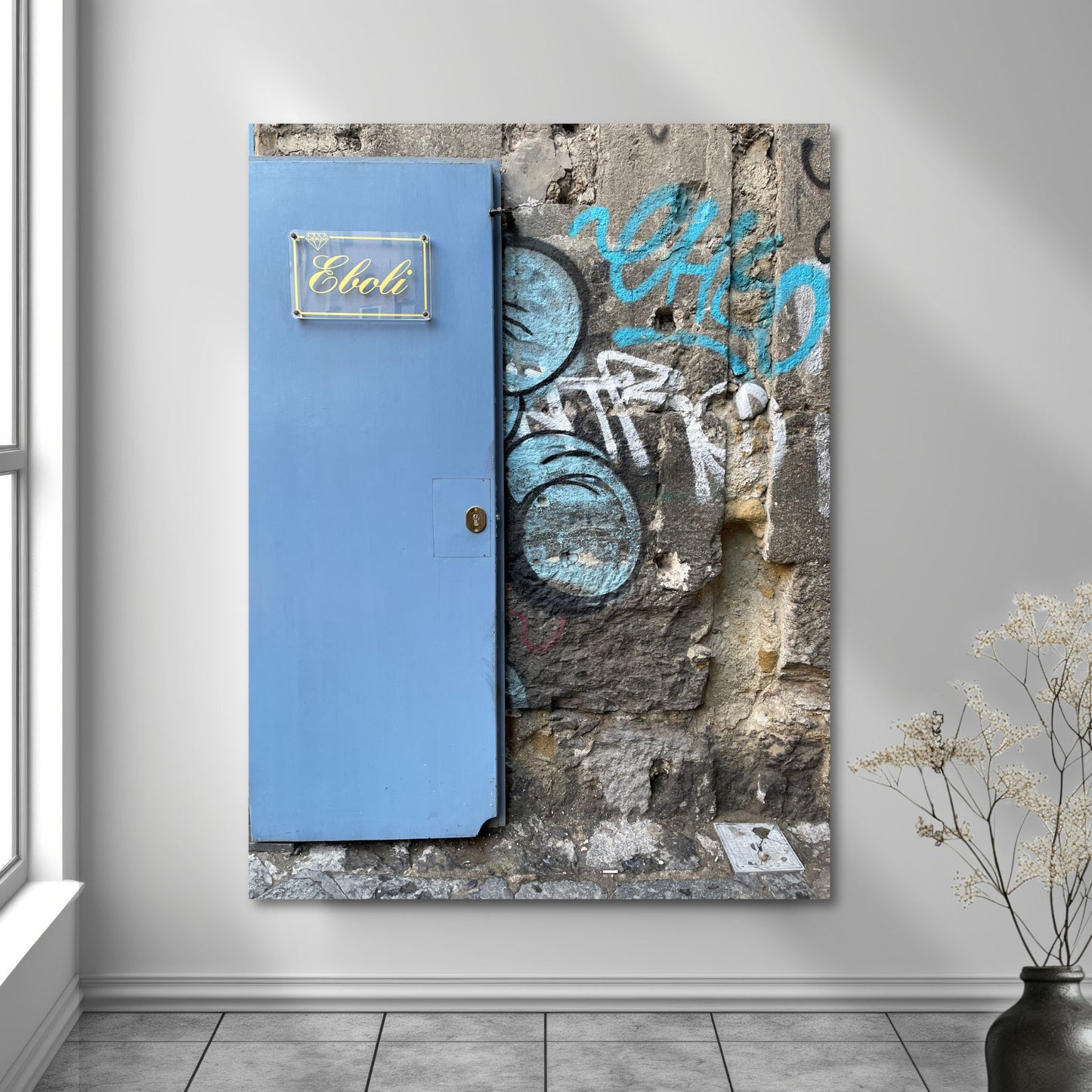 La deg bli fengslet av atmosfæren og den unike gatekunsten i Napoli med "Graffiti – Napoli". Dette levende bildet, fotografert i Centro Storico, gir deg en følelse av autentisitet og opplevelse av den lokale kulturen og et glimt av Napoletansk gatekultur. Illustrasjon viser motivet på lerret.