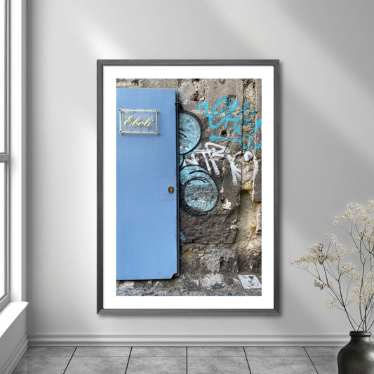 La deg bli fengslet av atmosfæren og den unike gatekunsten i Napoli med "Graffiti – Napoli". Dette levende bildet, fotografert i Centro Storico, gir deg en følelse av autentisitet og opplevelse av den lokale kulturen og et glimt av Napoletansk gatekultur. Illustrasjon viser motivet som plakat.