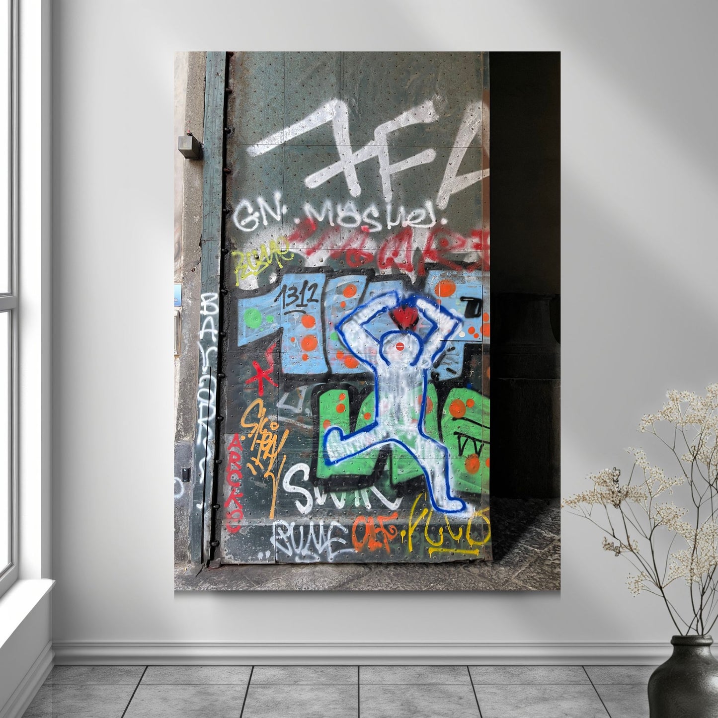 La deg bli fengslet av atmosfæren og den unike gatekunsten i Napoli med "Graffiti – Napoli". Dette levende bildet, fotografert i Centro Storico, gir deg en følelse av autentisitet og opplevelse av den lokale kulturen og et glimt av Napoletansk gatekultur. Illustrasjon viser motivet på lerret.