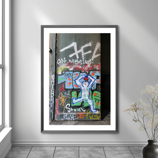 La deg bli fengslet av atmosfæren og den unike gatekunsten i Napoli med "Graffiti – Napoli". Dette levende bildet, fotografert i Centro Storico, gir deg en følelse av autentisitet og opplevelse av den lokale kulturen og et glimt av Napoletansk gatekultur. Illustrasjon viser motivet som plakat.