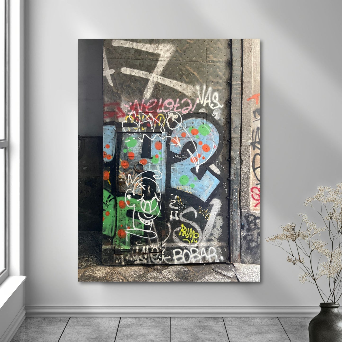 La deg bli fengslet av atmosfæren og den unike gatekunsten i Napoli med "Graffiti – Napoli". Dette levende bildet, fotografert i Centro Storico, gir deg en følelse av autentisitet og opplevelse av den lokale kulturen og et glimt av Napoletansk gatekultur. Illustrasjon viser motivet på lerret.