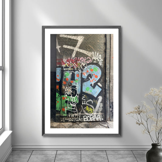 La deg bli fengslet av atmosfæren og den unike gatekunsten i Napoli med "Graffiti – Napoli". Dette levende bildet, fotografert i Centro Storico, gir deg en følelse av autentisitet og opplevelse av den lokale kulturen og et glimt av Napoletansk gatekultur. Illustrasjon viser motivet som plakat.