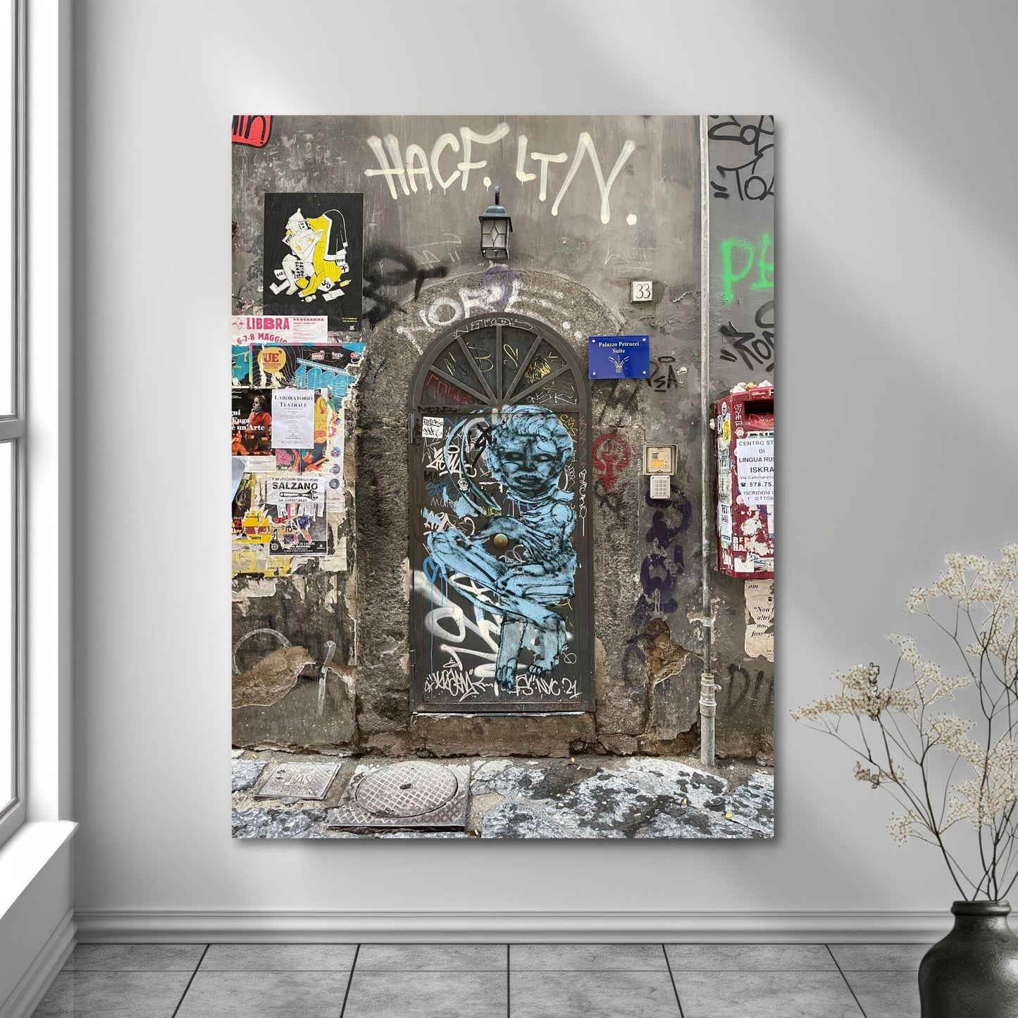 La deg bli fengslet av atmosfæren og den unike gatekunsten i Napoli med "Graffiti – Napoli". Dette levende bildet, fotografert i Centro Storico, gir deg en følelse av autentisitet og opplevelse av den lokale kulturen og et glimt av Napoletansk gatekultur. Illustrasjon viser motivet på lerret.