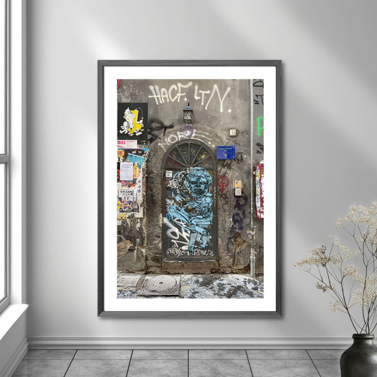 La deg bli fengslet av atmosfæren og den unike gatekunsten i Napoli med "Graffiti – Napoli". Dette levende bildet, fotografert i Centro Storico, gir deg en følelse av autentisitet og opplevelse av den lokale kulturen og et glimt av Napoletansk gatekultur. Illustrasjon viser motivet som plakat.