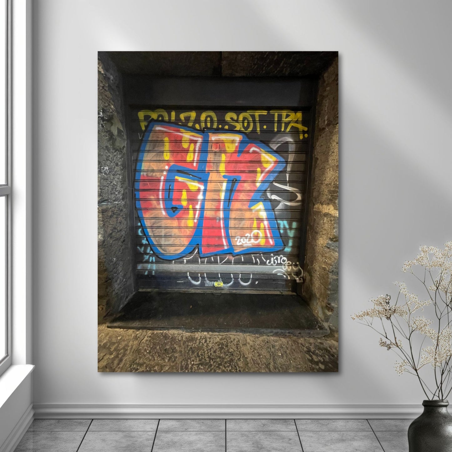 La deg bli fengslet av atmosfæren og den unike gatekunsten i Napoli med "Graffiti – Napoli". Dette levende bildet, fotografert i Centro Storico, gir deg en følelse av autentisitet og opplevelse av den lokale kulturen og et glimt av Napoletansk gatekultur. Illustrasjon viser motivet på lerret.