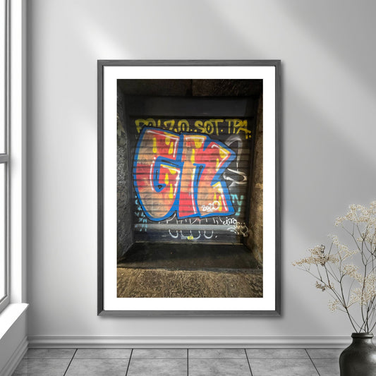 La deg bli fengslet av atmosfæren og den unike gatekunsten i Napoli med "Graffiti – Napoli". Dette levende bildet, fotografert i Centro Storico, gir deg en følelse av autentisitet og opplevelse av den lokale kulturen og et glimt av Napoletansk gatekultur. Illustrasjon viser motivet som plakat.