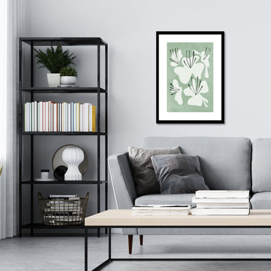 Green Abstract plakat. Med sine beroligende grønne toner og sofistikerte design, tilfører denne plakaten en følelse av ro og harmoni til ethvert rom. Illustrasjonen viser plakat i sort ramme på en vegg over en sofa.