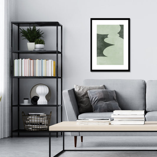Green Abstract plakat. Med sine beroligende grønne toner og sofistikerte design, tilfører denne plakaten en følelse av ro og harmoni til ethvert rom. Illustrasjonen viser plakat i sort ramme på en vegg over en sofa.