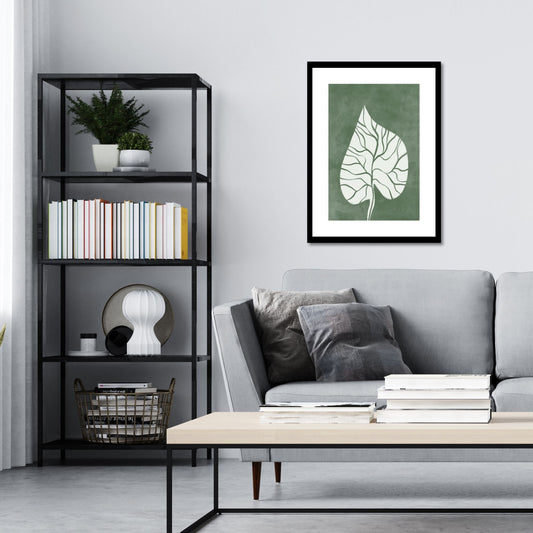 Green Abstract plakat. Med sine beroligende grønne toner og sofistikerte design, tilfører denne plakaten en følelse av ro og harmoni til ethvert rom. Illustrasjonen viser plakat i sort ramme på en vegg over en sofa.